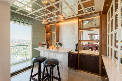 Dapur atau dapur kecil di Alaya Stays Manhattan 1804 - 3 BHK Duplex With Stunning Views, Office & Stylish Bar