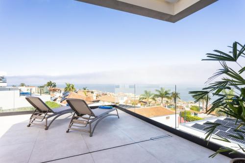 balcone con 2 sedie, tavolo e vista sull'oceano di Gorvorana Norte - private pool, BBQ, 8pax a Realejo Bajo