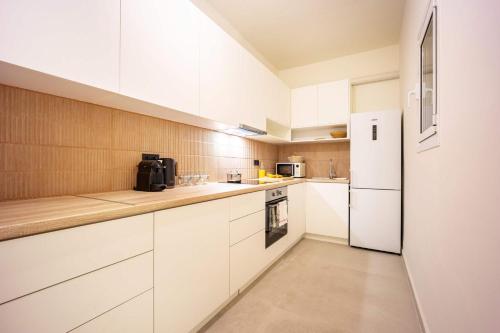 Spacious 2BR in Koukaki l Balcony l Near Acropolis