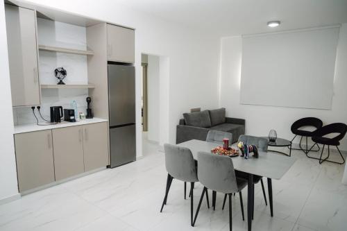 Η κουζίνα ή μικρή κουζίνα στο Nissi Route 76