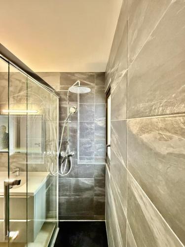 une salle de bain avec douche et baignoire dans l'établissement Vidal by Yumē, à Toulouse