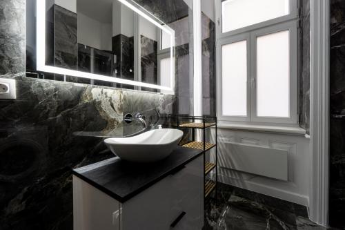 Central elegant Heritage Apartment with modern comfort