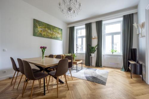 Central elegant Heritage Apartment with modern comfort