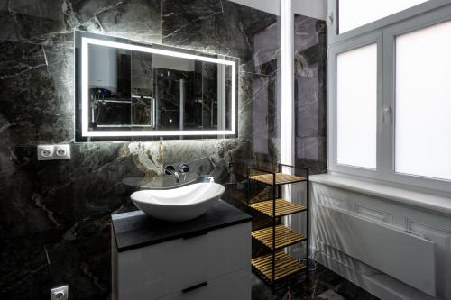Central elegant Heritage Apartment with modern comfort