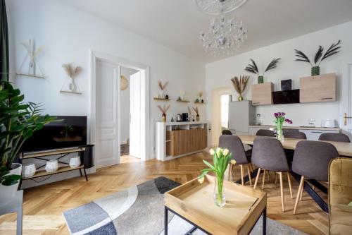 Central elegant Heritage Apartment with modern comfort