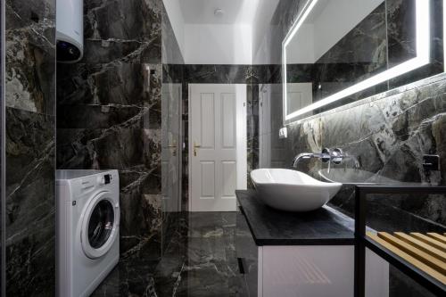 Central elegant Heritage Apartment with modern comfort