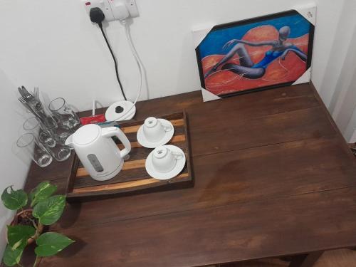 un tavolo con una macchinetta del caffè sopra di Abraham Beach House a Tangalle