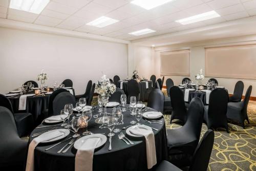 a room with a bunch of tables and chairs at Wyndham Garden San Jose Escazu, Costa Rica in San José