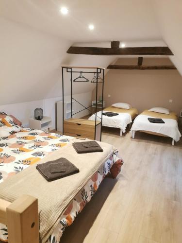 - deux lits dans une chambre avec deux tiers de la chambre dans l'établissement Gite Le Fournil, à Saint-Pantaléon-de-Larche