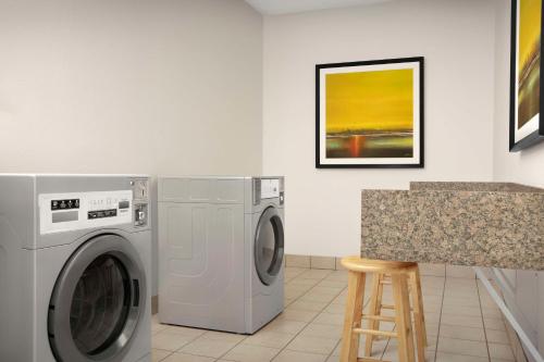 a laundry room with a washing machine and a counter at Hilton Garden Inn Granbury in Granbury