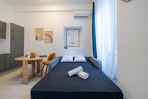 une petite pièce avec un lit et une table dans l'établissement Superbe Studio Clim hyper-centre, à Nice