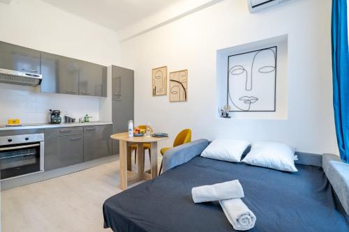 un salon avec un lit et une cuisine dans l'établissement Superbe Studio Clim hyper-centre, à Nice