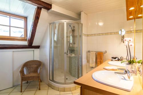 A bathroom at Maison Gîte Au Tonnelier