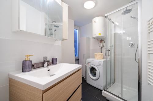 une salle de bain avec un lavabo et une machine à laver dans l'établissement Superbe Studio Clim hyper-centre, à Nice
