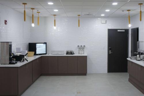 Kuchyň nebo kuchyňský kout v ubytování La Quinta Inn & Suites by Wyndham Memphis East