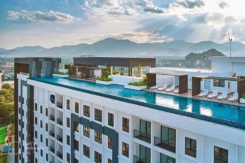 un hotel con piscina en la azotea de un edificio en The Horizon Retreat, en Ipoh