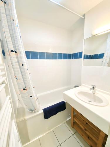 une salle de bain blanche avec un lavabo et une baignoire dans l'établissement Appartement confort&shiny Talence - WIFI - Parking, à Talence