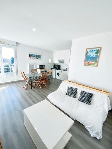 un salon blanc avec un canapé et une table dans l'établissement Appartement confort&shiny Talence - WIFI - Parking, à Talence