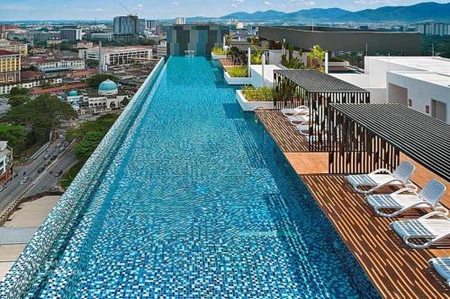 una gran piscina en la parte superior de un edificio en The Horizon Retreat, en Ipoh