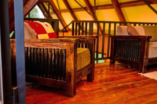 Ένα ή περισσότερα κρεβάτια σε δωμάτιο στο Shamba Lodge Cabin A