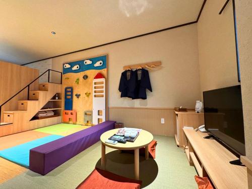 a living room with a play room with a play floor at Sengokuhara Shinanoki Ichinoyu in Hakone