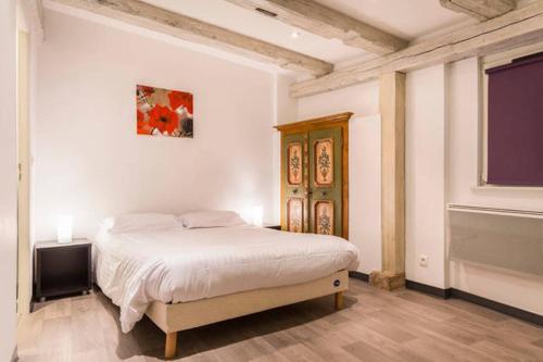 コルマールにあるCOLMAR city center Little Venise - GITE DE LOUISE -のベッドルーム(ベッド1台、テレビ付)