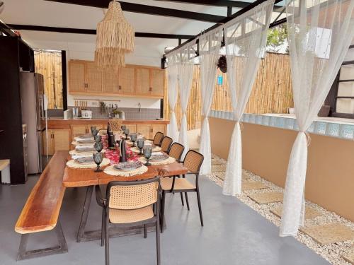 a dining room with a table and chairs at Casa nel Mezzo - A Pineapple Farm Escapee in Ulot