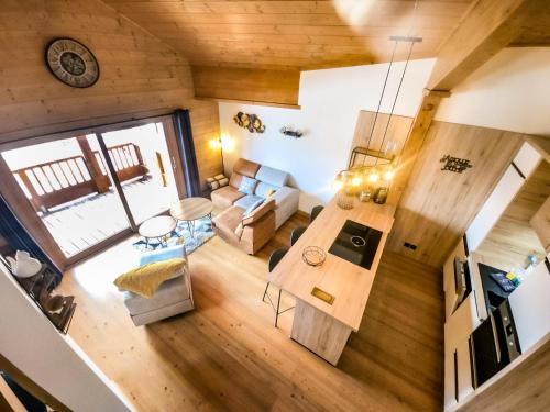 - une vue de tête sur un salon et une salle à manger dans l'établissement Chalet Adele - Appartement 6 personnes situé en bord de piste St Martin de Belleville MAE-8204, à Saint-Martin-de-Belleville