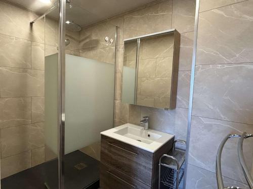 une salle de bain avec un lavabo et une douche dans l'établissement Appartement 2 pièces Mezzanine - 6 personnes AR070-043, à Argelès-sur-Mer
