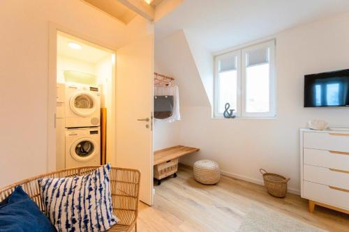 a laundry room with a washer and dryer at Lykke Lys in Heiligenhafen
