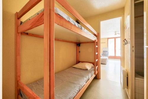 Ce lit superposé se trouve dans un dortoir doté de lits superposés. dans l'établissement Résidence Artigalas - Studio avec balcon et parking couvert dans le contre de Barèges MAE-8524, à Barèges