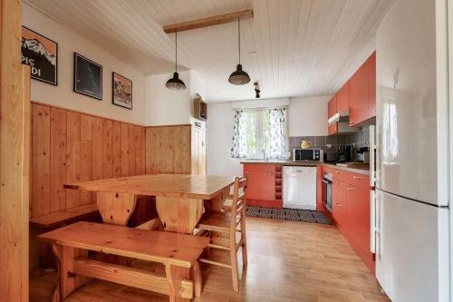 une cuisine avec une table en bois et un réfrigérateur dans l'établissement Résidence Pm91-bareges - Appartement avec petit jardin, 6 couchages MAE-9521, à Barèges