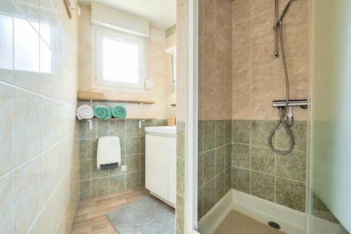 Un baño con ducha, lavabo y bañera. en Résidence Pm91-bareges - Appartement avec petit jardin, 6 couchages MAE-9521, en Barèges