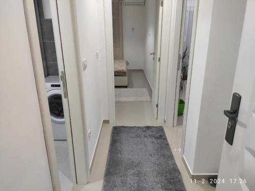Снимка в галерията на AJKULICA Apartman в Бар