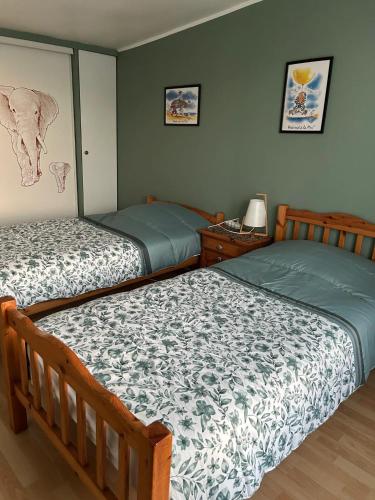 deux lits côte à côte dans une chambre dans l'établissement Maison confort & jardin à Saint-Pierre-d'Oléron, à Saint-Pierre-dʼOléron