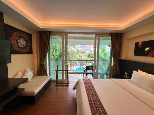 Postel nebo postele na pokoji v ubytování R-Mar Resort and Spa Patong, Phuket