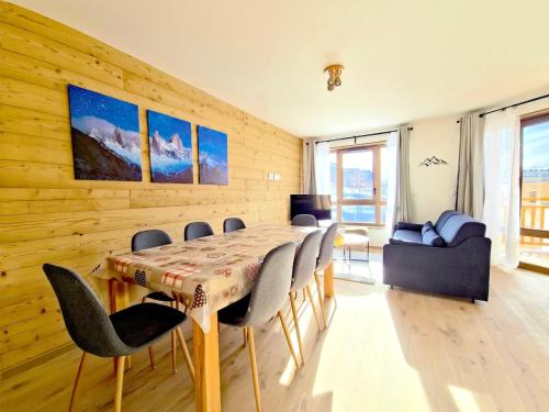 une salle à manger avec une table et des chaises dans l'établissement Pépite! Neuf-Familial-Central, à L'Alpe-d'Huez