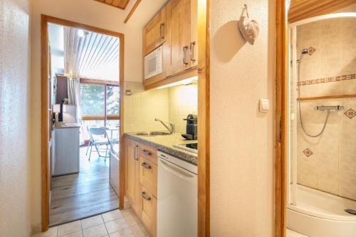 una cucina con lavandino e lavastoviglie di Les Echos des Cîmes - Pistes accessibles à pied a Villarembert