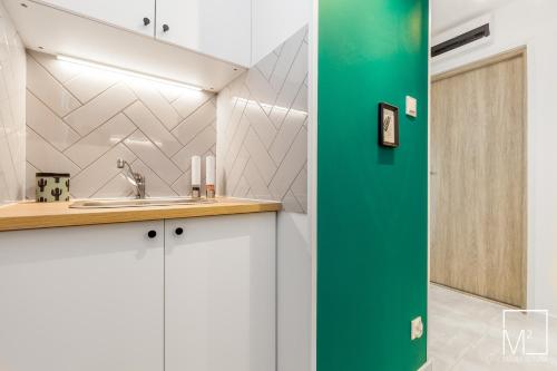 een badkamer met een wastafel en een spiegel bij Super Studio Oldtown in Gdańsk