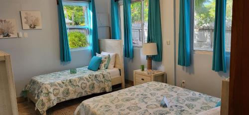Ένα ή περισσότερα κρεβάτια σε δωμάτιο στο Ocean Front Villa with Pool, Private Beach and Dock