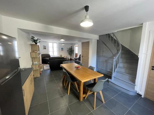 un salon avec une table et un escalier dans l'établissement Gîte du Panda #Beauval #Châteaux, à Selles-sur-Cher