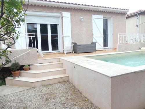 une cour arrière avec une piscine et une maison dans l'établissement maison de famille, 5mn du vieux port, calme absolu, à La Ciotat