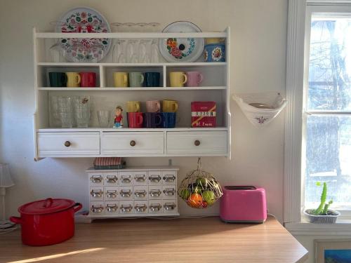 una borsa bianca con tazze e piatti sopra di Iloinen taiteilijakoti a Turku