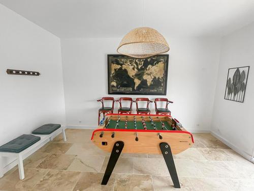 - une chambre dotée d'un lit avec des draps rouges et verts dans l'établissement Piscine privée proche Thalassothérapie et Mer, à Pornic