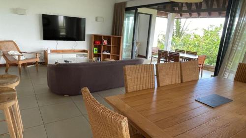 Televisyen dan/atau pusat hiburan di Azuri Mauritius Penthouse with Sea Views