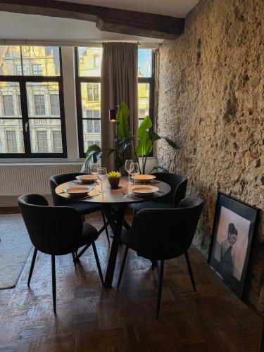 a dining room with a table and chairs at NAMMOS Home's in Antwerp