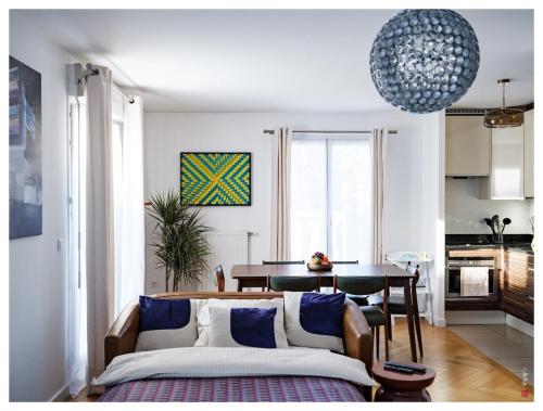 un salon avec un canapé et une table dans l'établissement Elegant 4 pieces avec 2 Parking à 20 min de Paris et Disney, à Villiers-sur-Marne