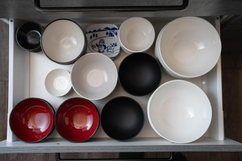 a bunch of cups and bowls on a shelf at ドッグラン付きのプライベート宿伊豆月ヶ瀬修善寺RVillage in Izu
