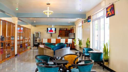 Μια τηλεόραση ή/και κέντρο ψυχαγωγίας στο Northern Gateway Hotel and lounge