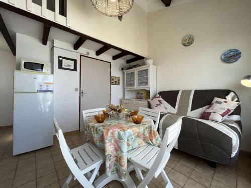 une cuisine et une salle à manger avec une table et des chaises dans l'établissement Maison Studio mezzaninne - Gruissan Ayguades AY090-022, à Vires